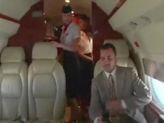 Dâm dục stewardesses hút của họ clients cứng một thứ cuốc trên các plane