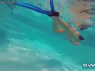Exceptional 브루 넷의 사람 매춘부 사탕 swims 수중