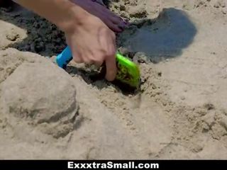 Exxxtrasmall - пляж фам fatale очищений від кісток в готель кімната