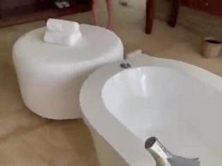 Vacation- amateur schoolmeisje anaal creampie in de bad kamer