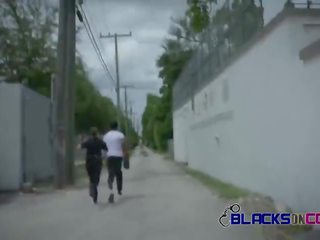 Feketék tovább zsaruk szabadban nyilvános szex film -val dögös fehér grown-up csajok