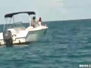 Două fete pe o iacht spied pe și lovit