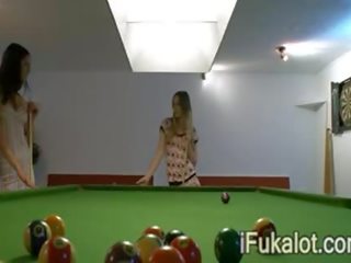 Dva lesbos masturbuje na billiard
