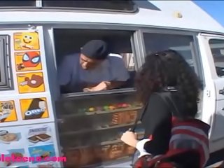 Gullibleteens.com icecream lastbil tonårs lassie pösigt svart hår