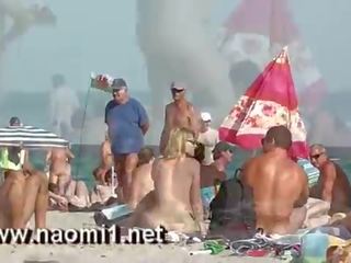 Naomi1 handjob một trẻ bạn trên một công khai bãi biển