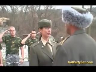 Военни млад женски пол получава soldiers изпразване
