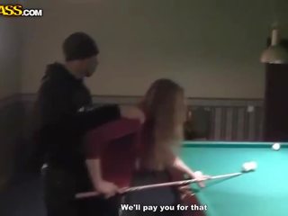 Lubieżny kelnerka w billiards dostaje nagi i robienie loda