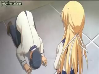 Blondýna anime enchantress robí robenie chodidlom