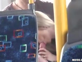 Beguiling amator gf nesty pumped în o autobus