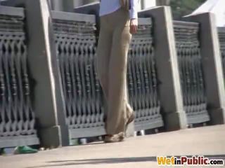 Celana dalam perempuan membasahi atas sebuah embankment