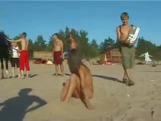 Gražu šviežias faced paauglys vaidina į as paplūdimys nuogas