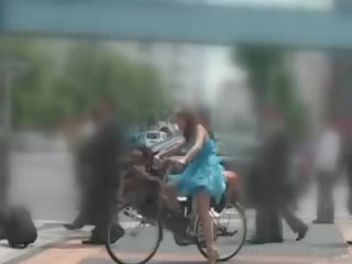 Azijke lutka jahanje na bike squirting vse ji muca juices