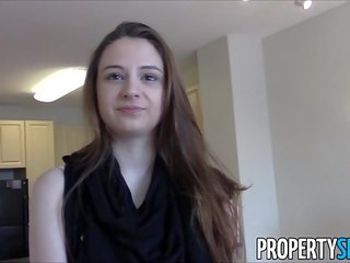 Propertysex - ung verklig estate ombud med stor naturlig tuttarna hemgjort kön video- klämma